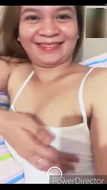 Pinay filipina milf flashing her awesome boobs and nipples on fb video call