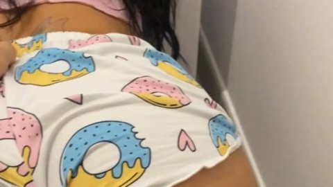 La petite latina se prend une bite alors qu'elle est coincée dans sa machine à laver, retrouvez-là sur insta @georgina latina