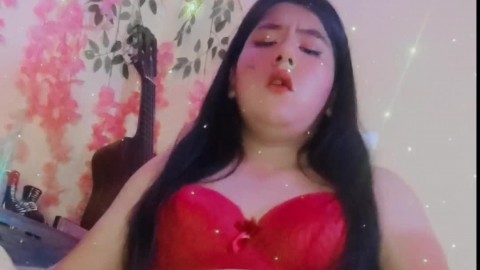 Chica trans se masturba con dildo y se la jala