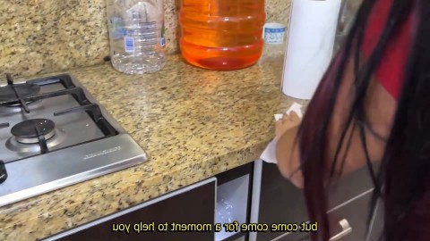 Mi Hermosa Hijastra con un Enorme Culo Limpiando la Cocina en Falda Ajustada y Aproveche para Verla y Ayudarla Porque no Puede D