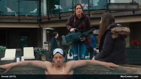 有名人のハンク・アダムが上半身裸のシーンをデモ